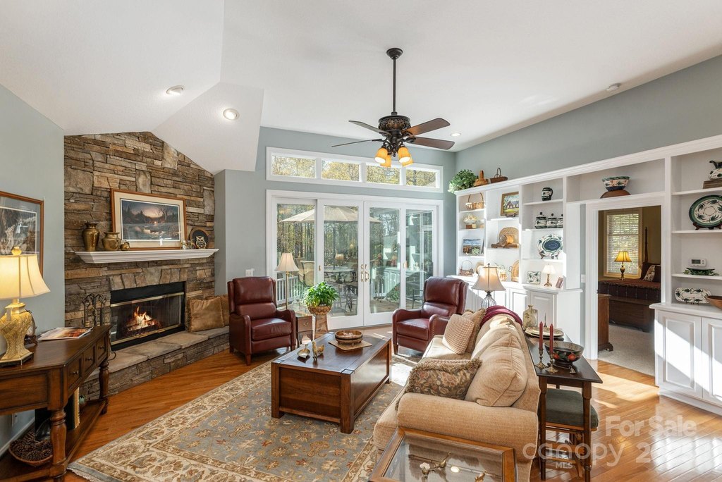 Flat Rock, North Carolina, 28731, United States, 3 Bedrooms Bedrooms, ,2.5 BathroomsBathrooms,Residential,Forsale,2004300