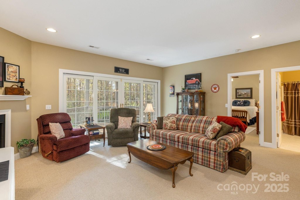 Flat Rock, North Carolina, 28731, United States, 3 Bedrooms Bedrooms, ,2.5 BathroomsBathrooms,Residential,Forsale,2004300