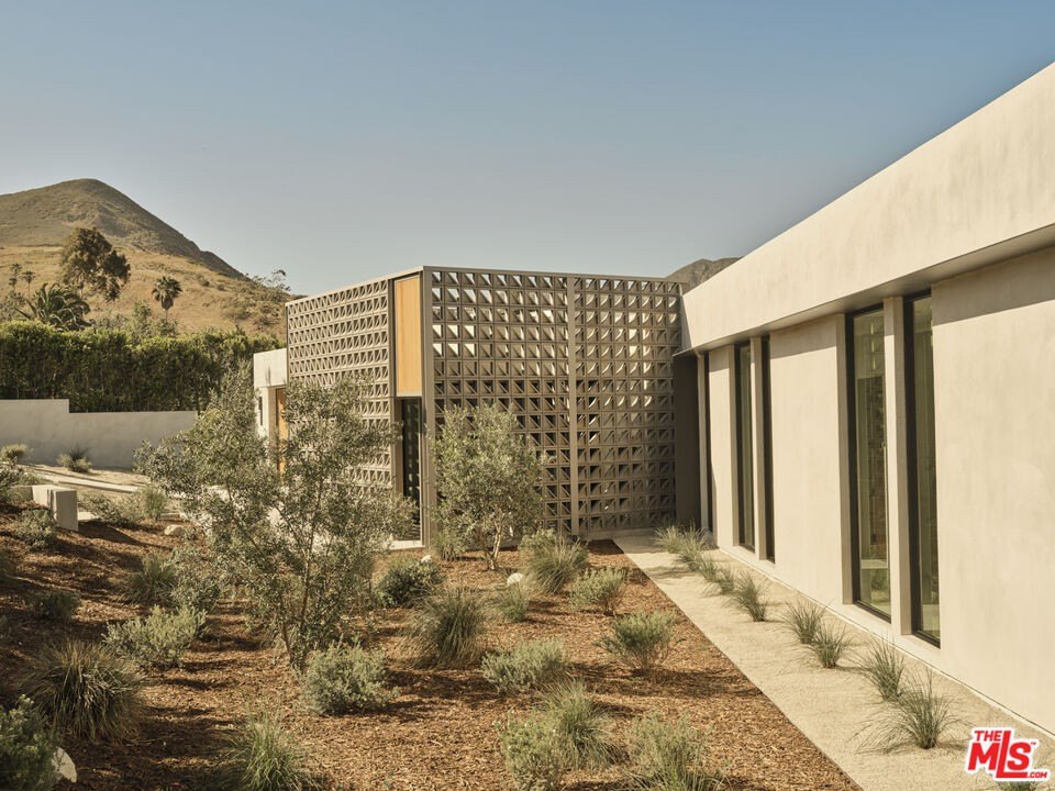 Malibu, California, 90265, United States, 4 Bedrooms Bedrooms, ,3.5 BathroomsBathrooms,Residential,Forsale,1922134