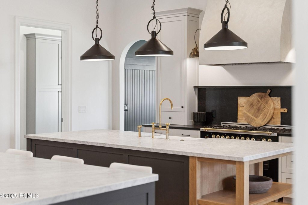 Midway, Utah, 84049, United States, 5 Bedrooms Bedrooms, ,4.5 BathroomsBathrooms,Residential,Forsale,2000237