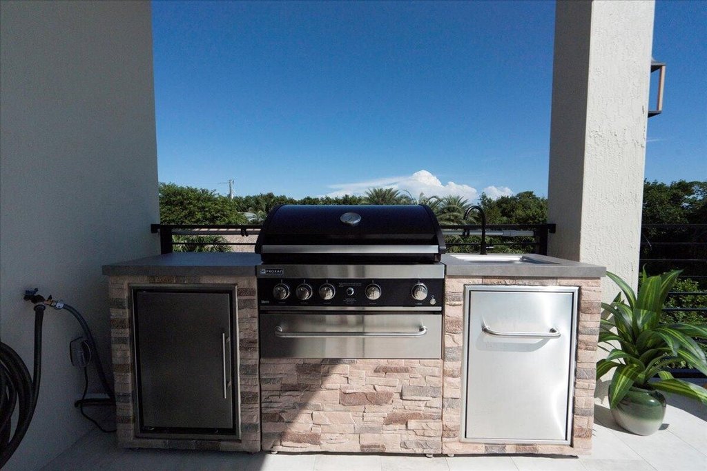 MARATHON, Florida, 33050, United States, 6 Bedrooms Bedrooms, ,6.5 BathroomsBathrooms,Residential,Forsale,2004345