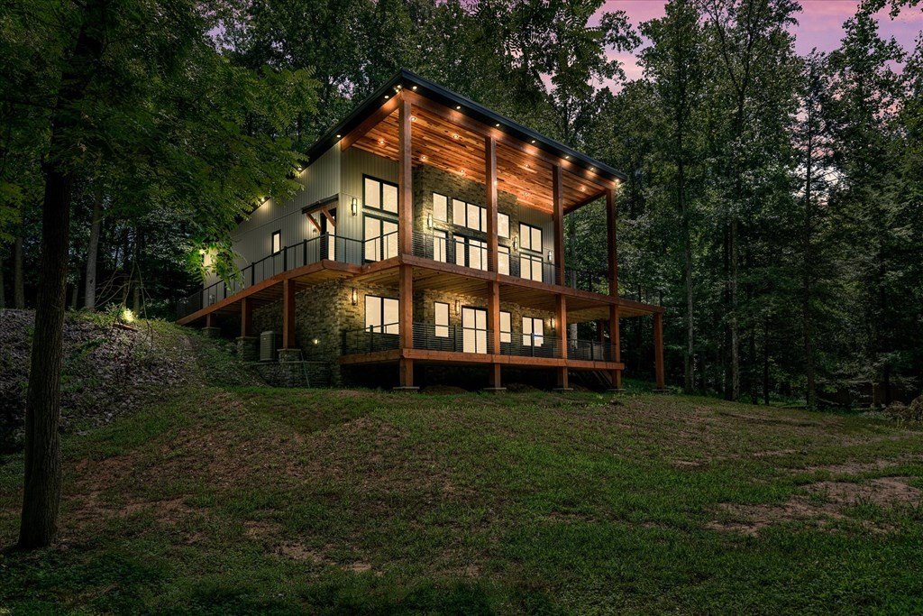 Byrdstown, Tennessee, 38549, United States, 3 Bedrooms Bedrooms, ,4 BathroomsBathrooms,Residential,Forsale,1929851