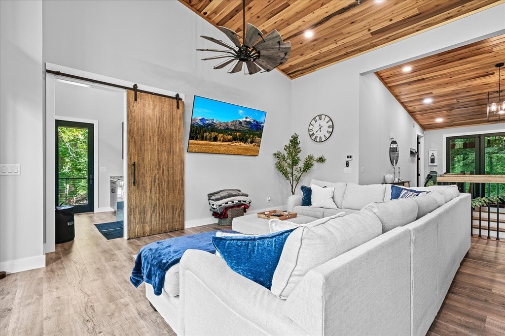 Byrdstown, Tennessee, 38549, United States, 3 Bedrooms Bedrooms, ,4 BathroomsBathrooms,Residential,Forsale,1929851