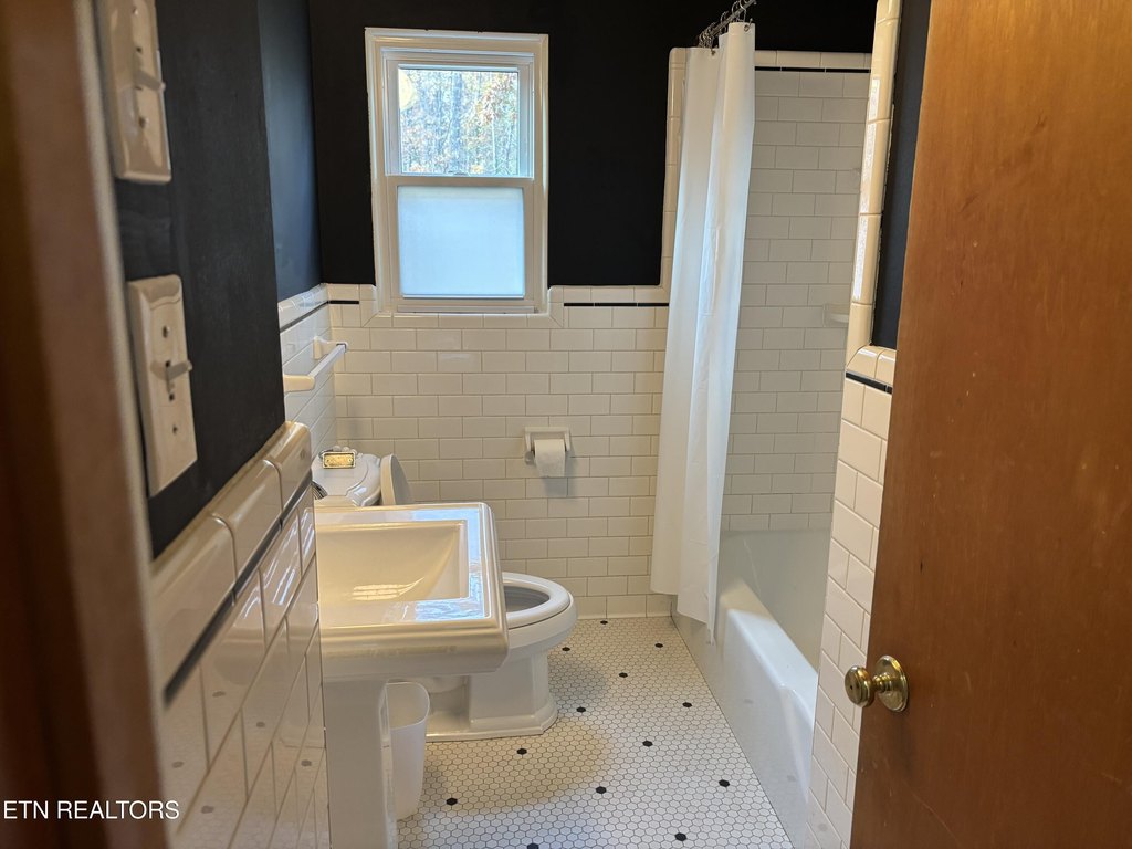 Knoxville, Tennessee, 37920, United States, 3 Bedrooms Bedrooms, ,2 BathroomsBathrooms,Residential,Forsale,1999456