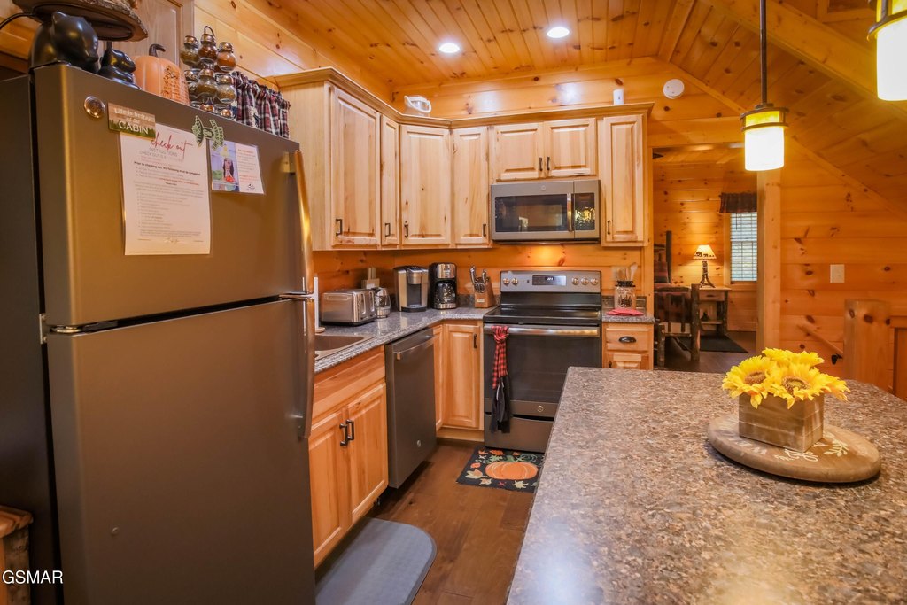 Sevierville, Tennessee, 37862, United States, 2 Bedrooms Bedrooms, ,2.5 BathroomsBathrooms,Residential,Forsale,1999461