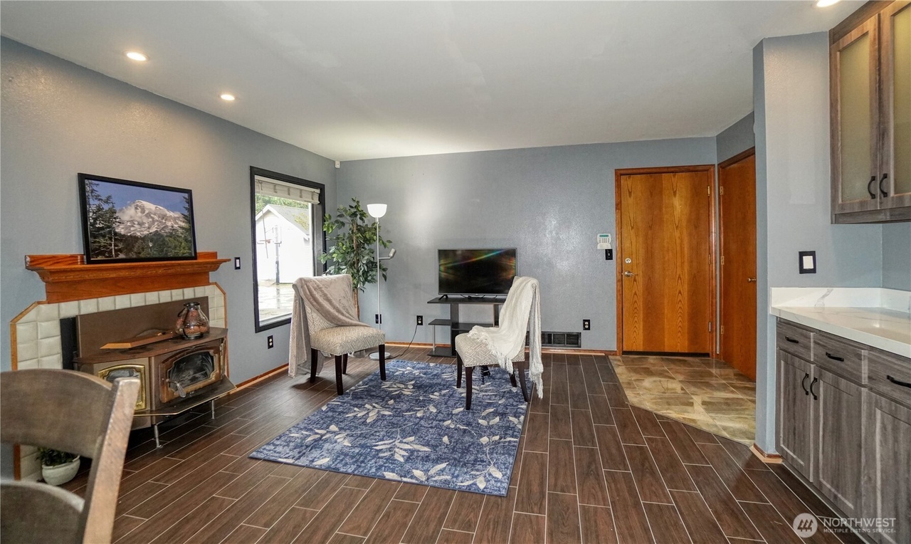 Maple Valley, Washington, 98038, United States, 4 Bedrooms Bedrooms, ,2 BathroomsBathrooms,Residential,Forsale,1990719