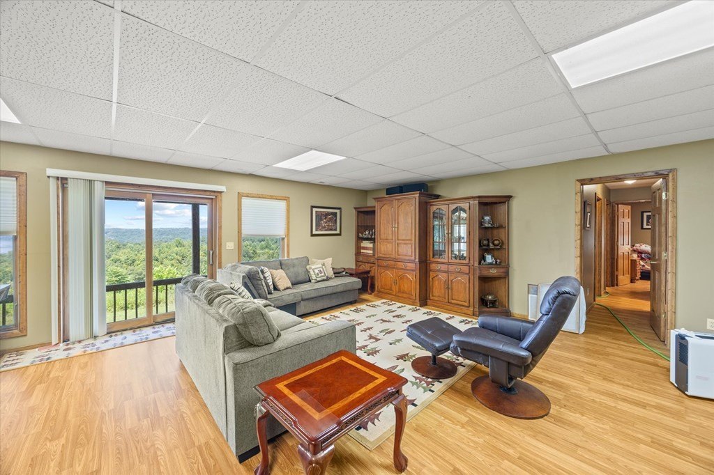 Byrdstown, Tennessee, 38549, United States, 5 Bedrooms Bedrooms, ,4 BathroomsBathrooms,Residential,Forsale,1952666