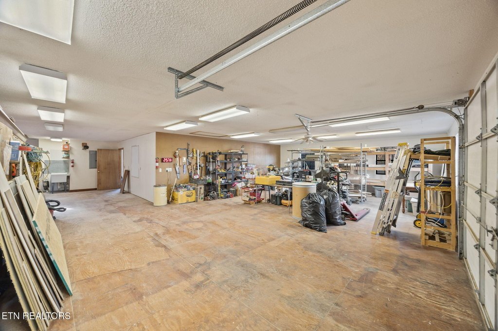 Crossville, Tennessee, 38572, United States, 3 Bedrooms Bedrooms, ,3 BathroomsBathrooms,Residential,Forsale,1996602