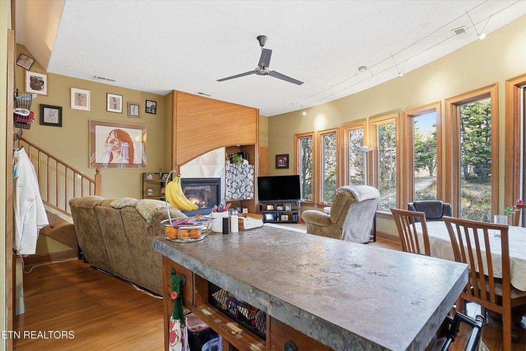 Maryville, Tennessee, 37803, United States, 2 Bedrooms Bedrooms, ,2.5 BathroomsBathrooms,Residential,Forsale,1999450