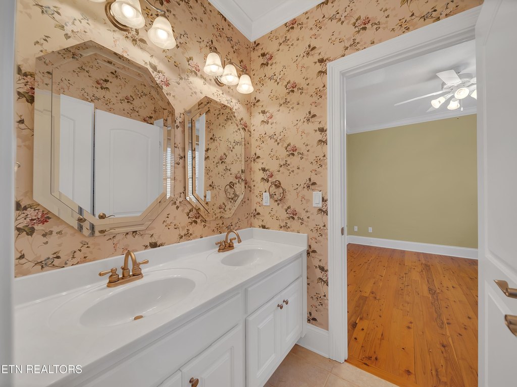 Lenoir City, Tennessee, 37772, United States, 5 Bedrooms Bedrooms, ,4.5 BathroomsBathrooms,Residential,Forsale,1999466