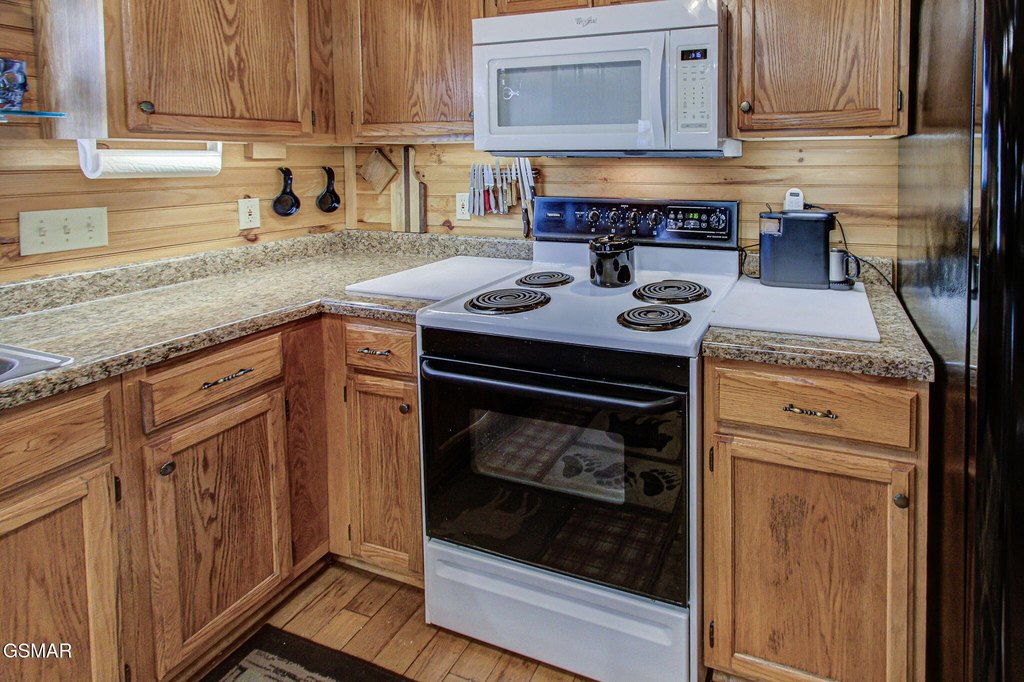 Gatlinburg, Tennessee, 37738, United States, 2 Bedrooms Bedrooms, ,2 BathroomsBathrooms,Residential,Forsale,1999455