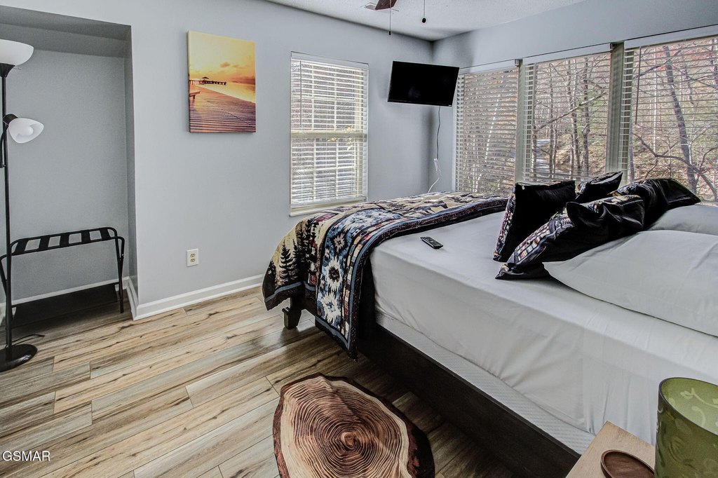 Gatlinburg, Tennessee, 37738, United States, 5 Bedrooms Bedrooms, ,2 BathroomsBathrooms,Residential,Forsale,1999457