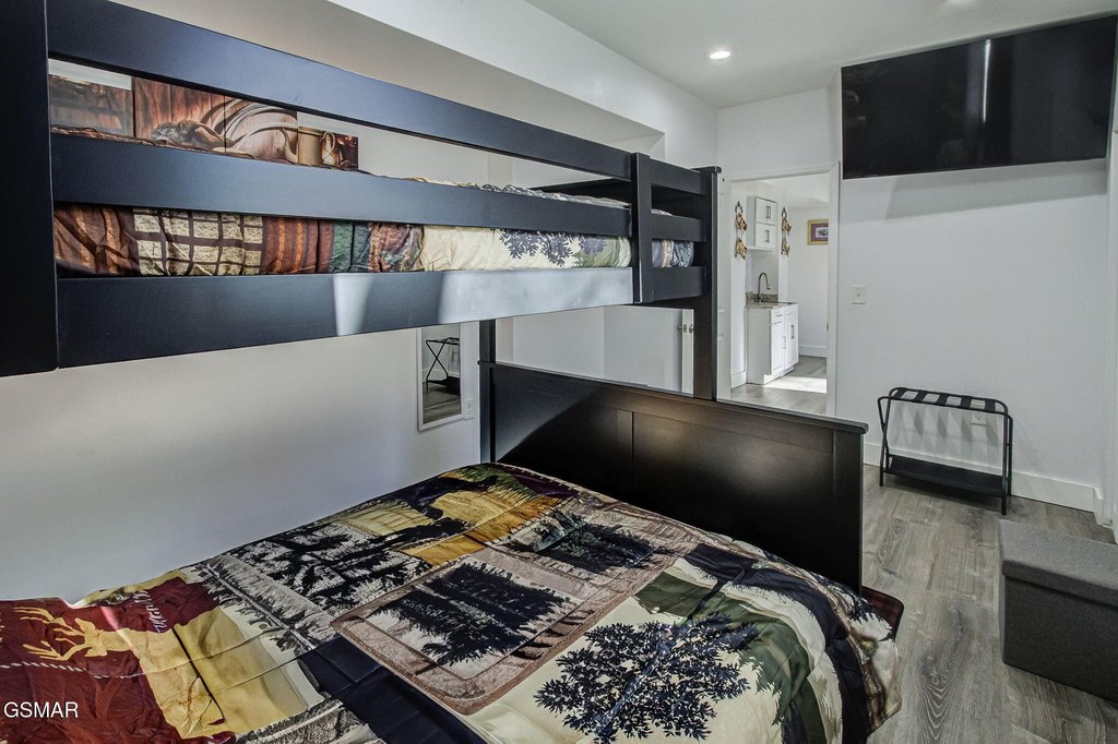 Gatlinburg, Tennessee, 37738, United States, 5 Bedrooms Bedrooms, ,2 BathroomsBathrooms,Residential,Forsale,1999457