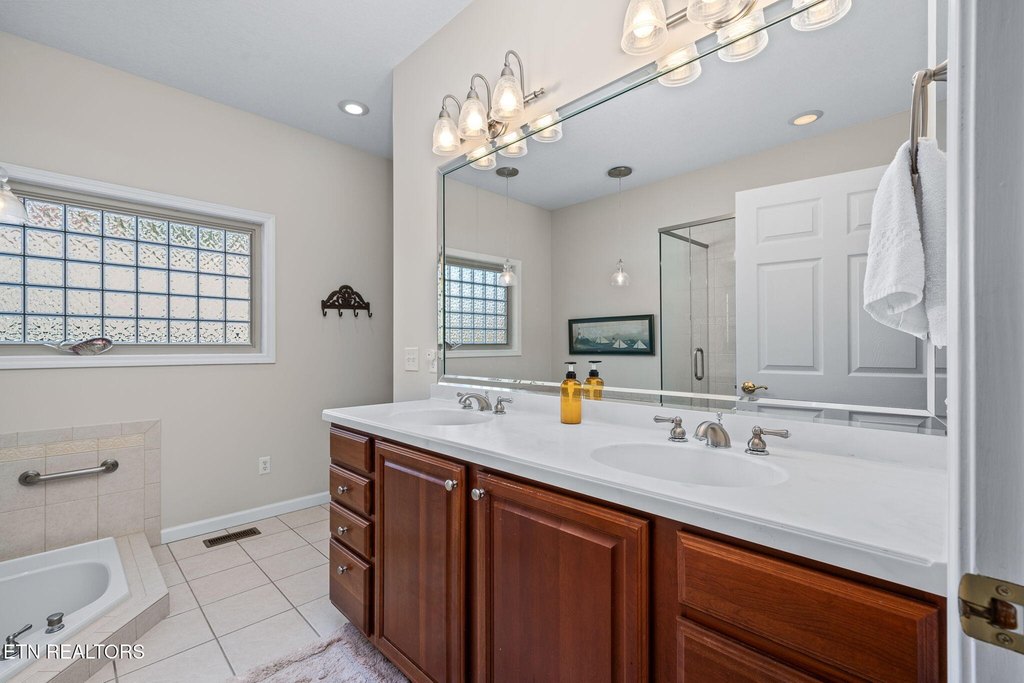 Crossville, Tennessee, 38558, United States, 4 Bedrooms Bedrooms, ,2.5 BathroomsBathrooms,Residential,Forsale,1996605