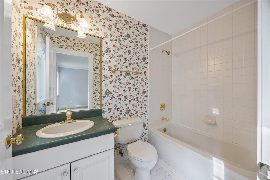 Maryville, Tennessee, 37803, United States, 5 Bedrooms Bedrooms, ,5.5 BathroomsBathrooms,Residential,Forsale,1999469