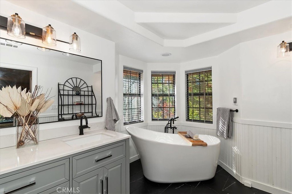 Lake Arrowhead, California, 92352, United States, 4 Bedrooms Bedrooms, ,3 BathroomsBathrooms,Residential,Forsale,2004860