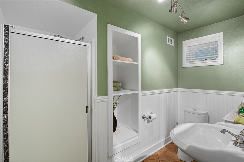 Lake Arrowhead, California, 92352, United States, 4 Bedrooms Bedrooms, ,3 BathroomsBathrooms,Residential,Forsale,1971047