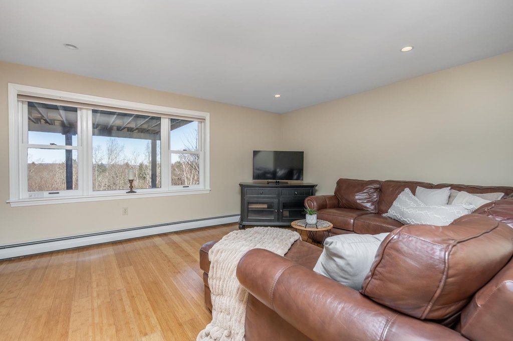 Nottingham, New Hampshire, 03290, United States, 4 Bedrooms Bedrooms, ,2.5 BathroomsBathrooms,Residential,Forsale,2004712