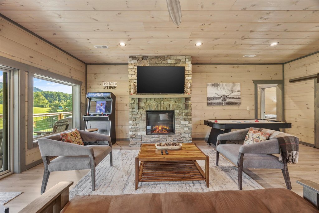 Sevierville, Tennessee, 37862, United States, 5 Bedrooms Bedrooms, ,5 BathroomsBathrooms,Residential,Forsale,1963563