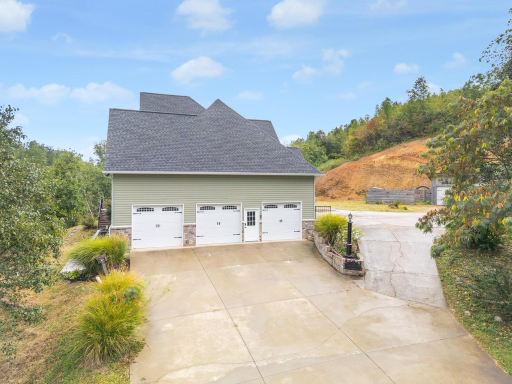 Trenton, Georgia, 30752, United States, 5 Bedrooms Bedrooms, ,4.5 BathroomsBathrooms,Residential,Forsale,2004699