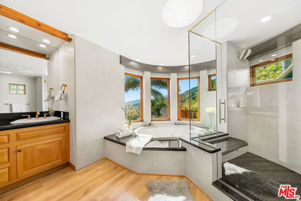 Malibu, California, 90265, United States, 6 Bedrooms Bedrooms, ,6 BathroomsBathrooms,Residential,Forsale,1985907