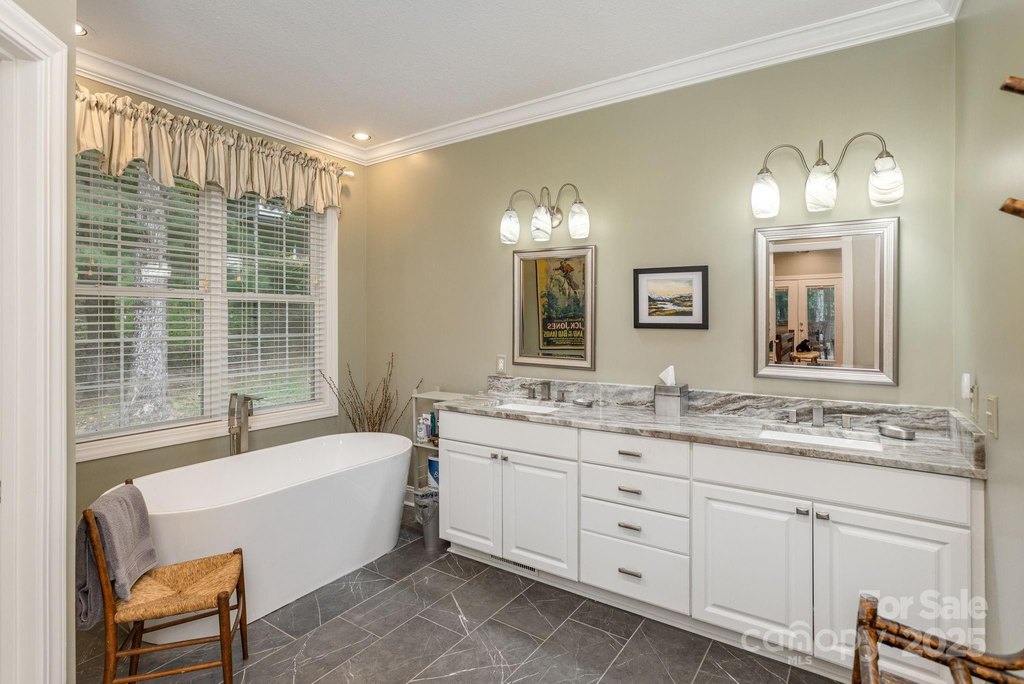 Flat Rock, North Carolina, 28731, United States, 3 Bedrooms Bedrooms, ,3 BathroomsBathrooms,Residential,Forsale,1985995