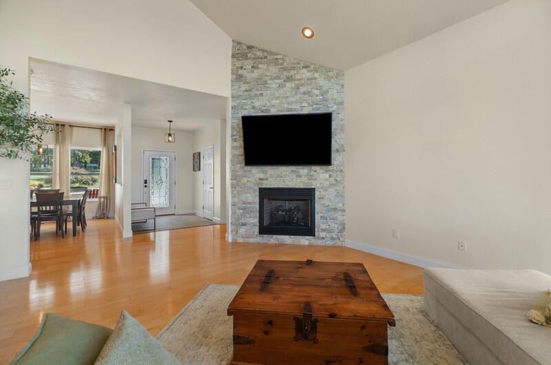 Dandridge, Tennessee, 37725, United States, 5 Bedrooms Bedrooms, ,4.5 BathroomsBathrooms,Residential,Forsale,1962203