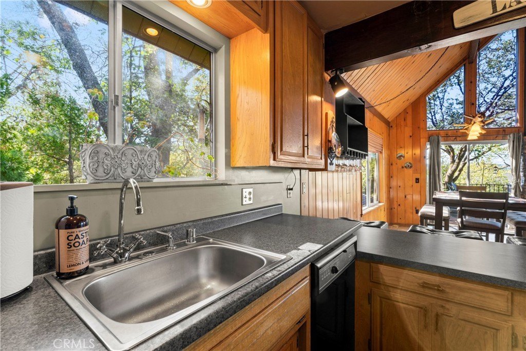 Lake Arrowhead, California, 92352, United States, 3 Bedrooms Bedrooms, ,2.5 BathroomsBathrooms,Residential,Forsale,1971033