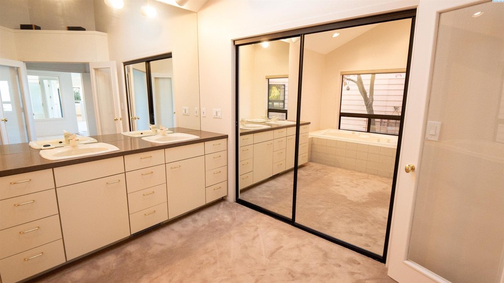 Richland, Washington, 99352, United States, 2 Bedrooms Bedrooms, ,3 BathroomsBathrooms,Residential,Forsale,1922429