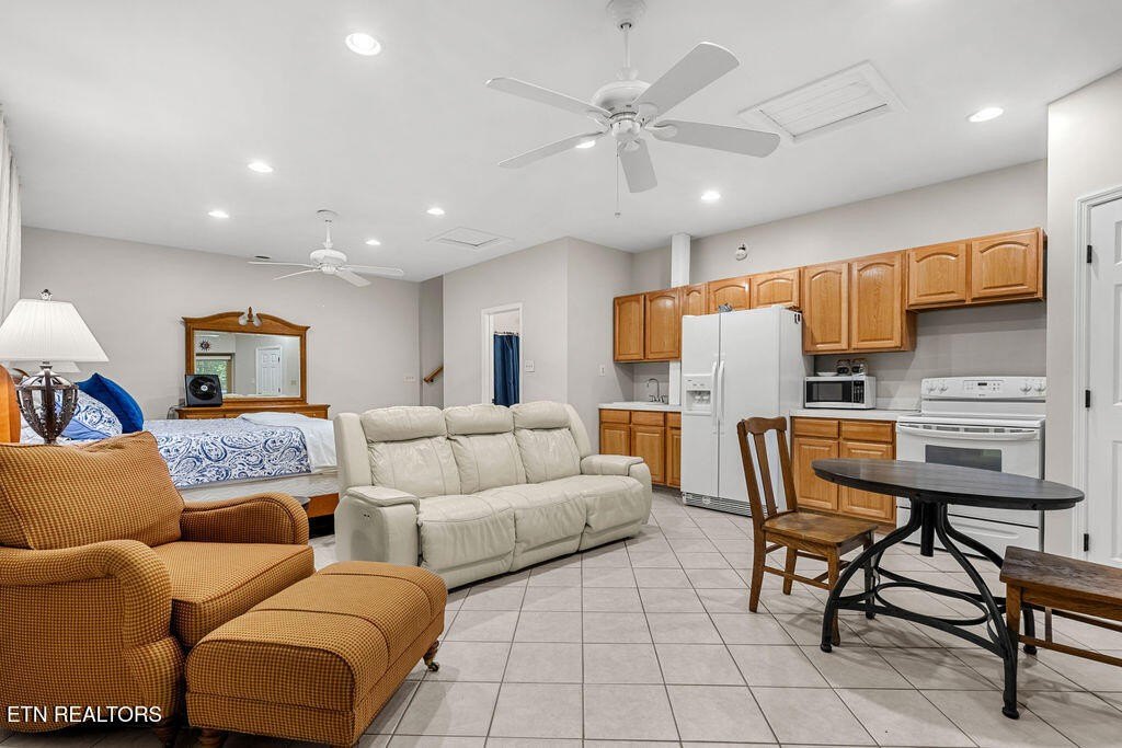 Lenoir City, Tennessee, 37771, United States, 4 Bedrooms Bedrooms, ,3.5 BathroomsBathrooms,Residential,Forsale,1960213