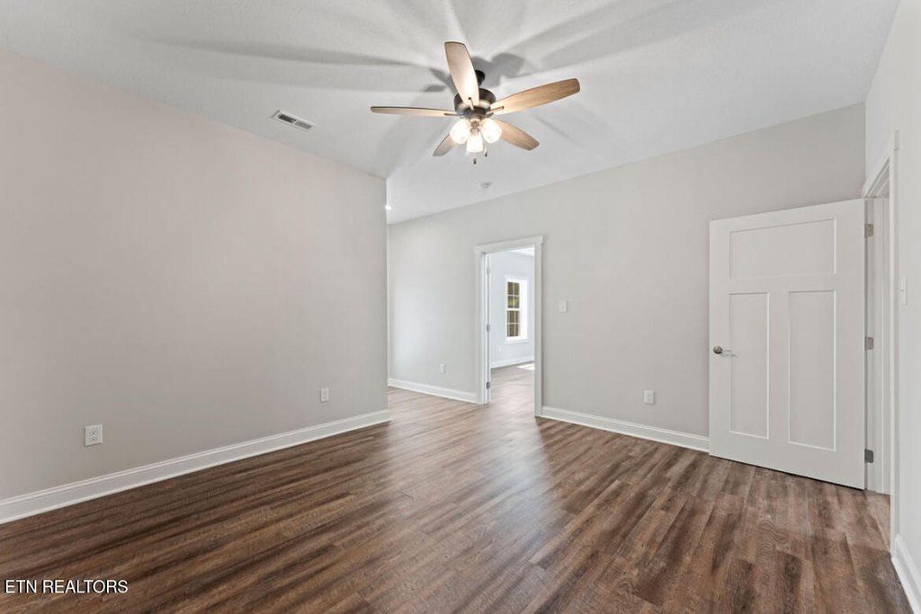 Lenoir City, Tennessee, 37771, United States, 5 Bedrooms Bedrooms, ,3.5 BathroomsBathrooms,Residential,Forsale,1999349