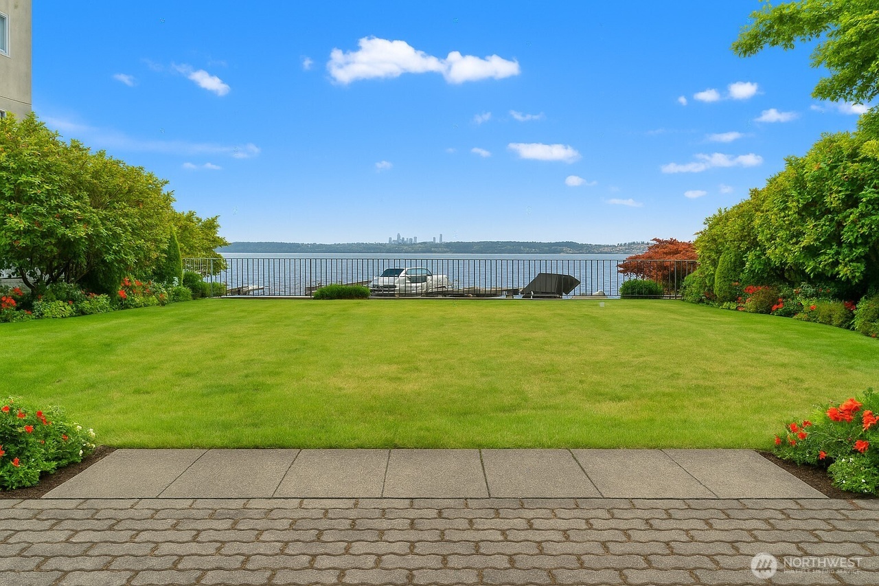 Kirkland, Washington, 98033, United States, 3 Bedrooms Bedrooms, ,3 BathroomsBathrooms,Residential,Forsale,1965877