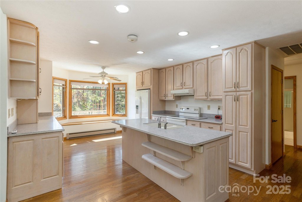 Hendersonville, North Carolina, 28792, United States, 3 Bedrooms Bedrooms, ,3 BathroomsBathrooms,Residential,Forsale,2004301