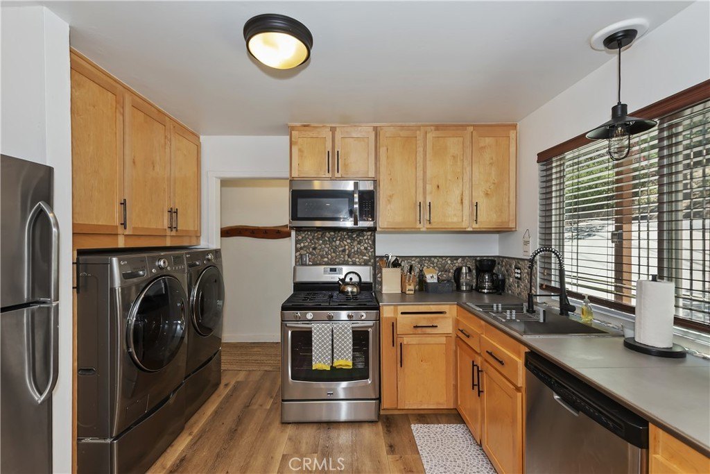 Lake Arrowhead, California, 92352, United States, 4 Bedrooms Bedrooms, ,2 BathroomsBathrooms,Residential,Forsale,1934027