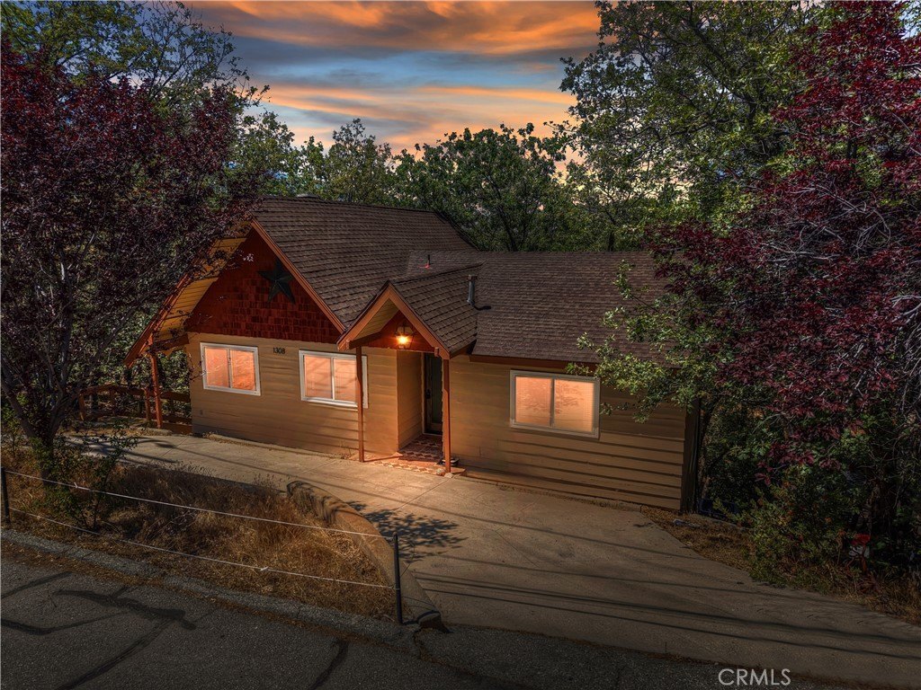 Lake Arrowhead, California, 92352, United States, 4 Bedrooms Bedrooms, ,2 BathroomsBathrooms,Residential,Forsale,2004074