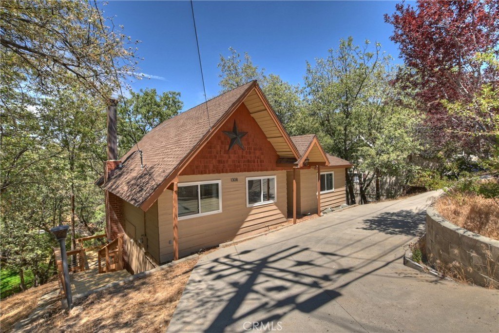Lake Arrowhead, California, 92352, United States, 4 Bedrooms Bedrooms, ,2 BathroomsBathrooms,Residential,Forsale,2004074