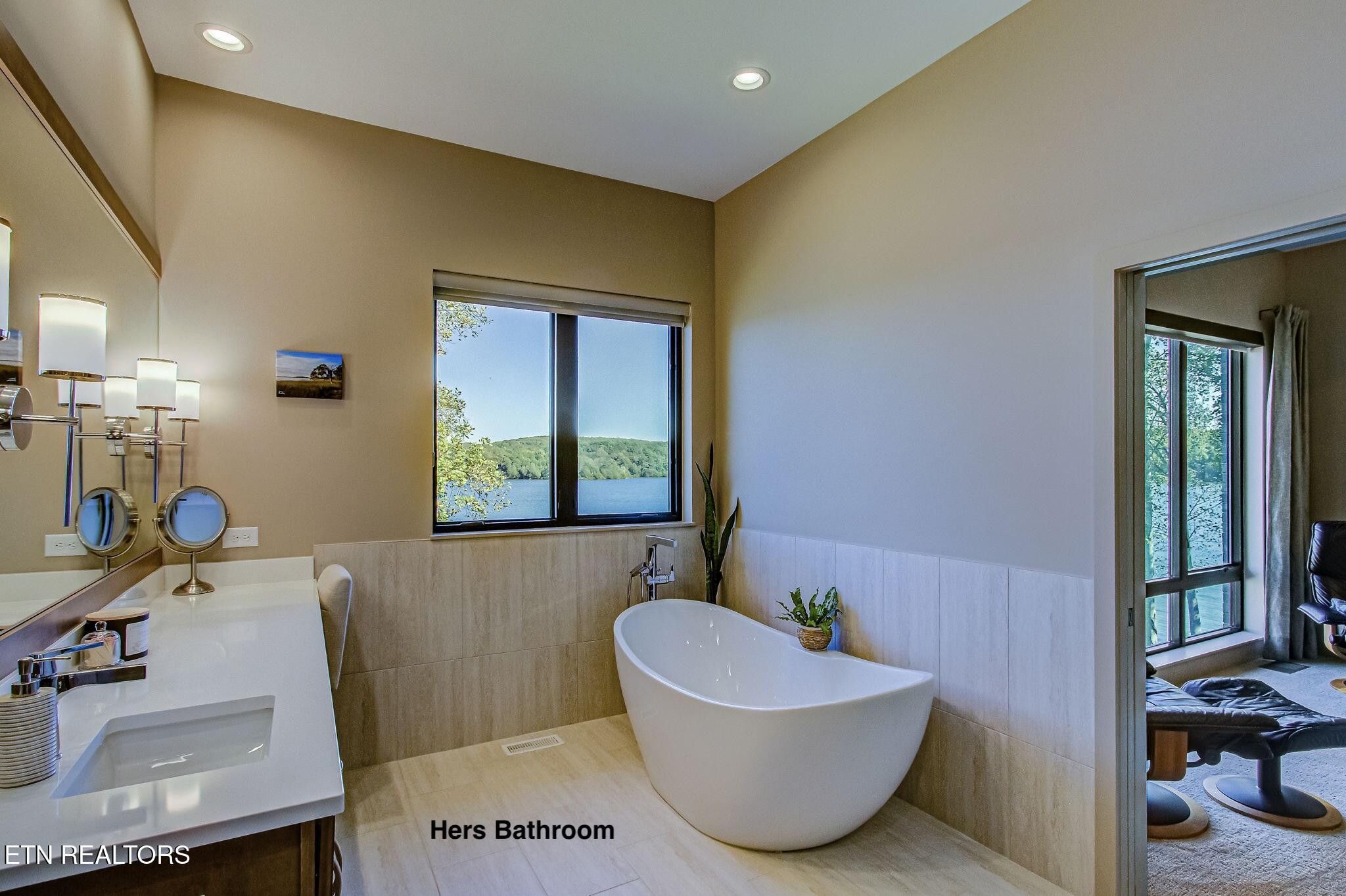 Loudon, Tennessee, 37774, United States, 5 Bedrooms Bedrooms, ,4 BathroomsBathrooms,Residential,Forsale,1973614