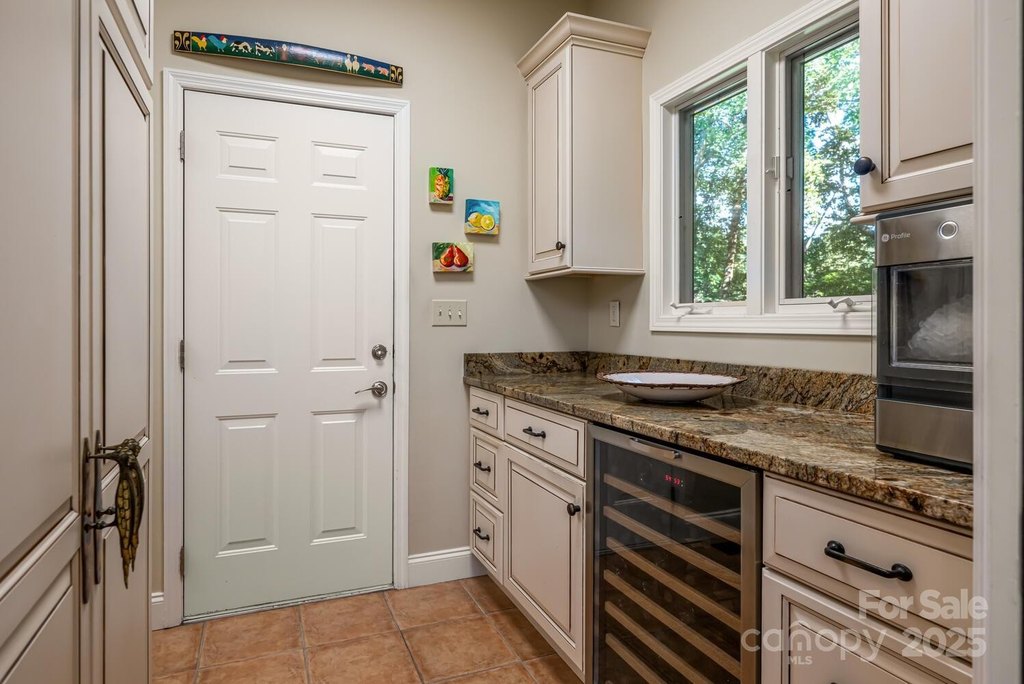 Flat Rock, North Carolina, 28731, United States, 3 Bedrooms Bedrooms, ,3.5 BathroomsBathrooms,Residential,Forsale,1985993