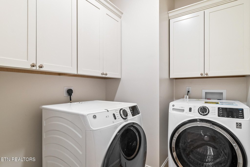 Clinton, Tennessee, 37716, United States, 3 Bedrooms Bedrooms, ,3 BathroomsBathrooms,Residential,Forsale,1999454