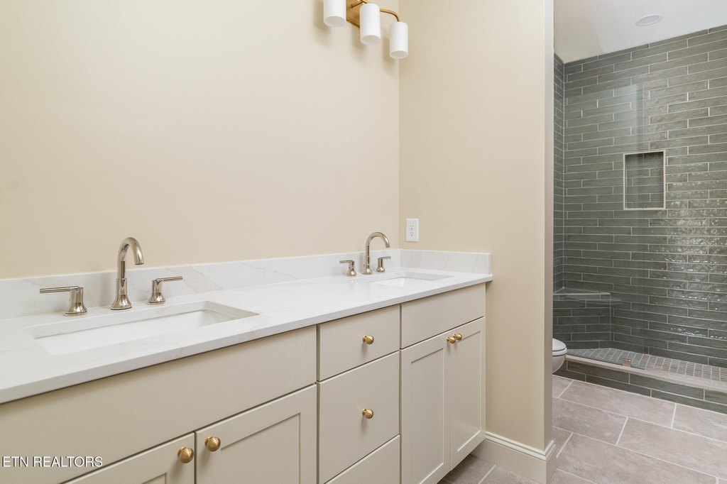 Clinton, Tennessee, 37716, United States, 3 Bedrooms Bedrooms, ,3 BathroomsBathrooms,Residential,Forsale,1999454