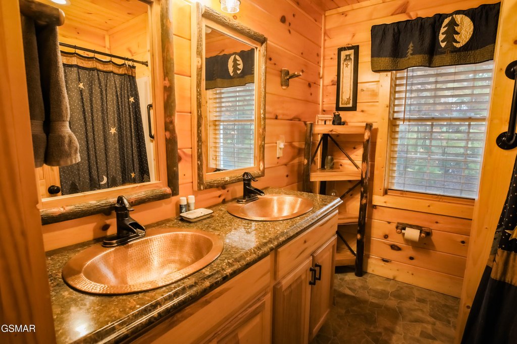 Sevierville, Tennessee, 37862, United States, 2 Bedrooms Bedrooms, ,2.5 BathroomsBathrooms,Residential,Forsale,1999461