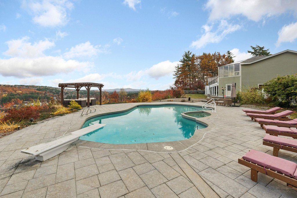 Alton, New Hampshire, 03810, United States, 3 Bedrooms Bedrooms, ,3.5 BathroomsBathrooms,Residential,Forsale,2004704