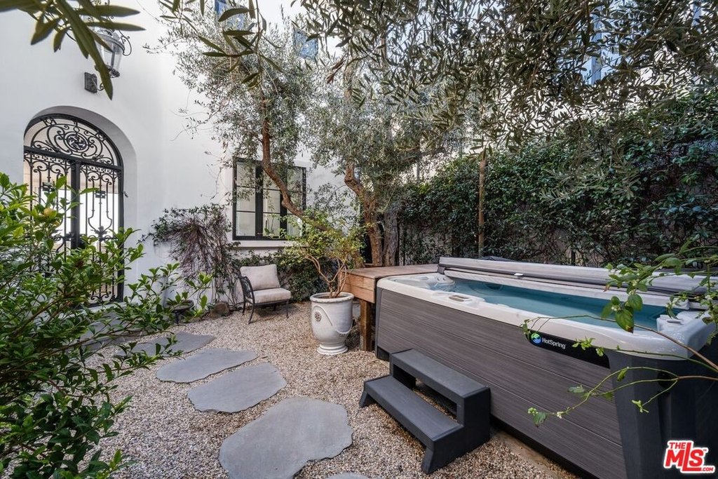 Malibu, California, 90265, United States, 3 Bedrooms Bedrooms, ,2.5 BathroomsBathrooms,Residential,Forsale,2009632