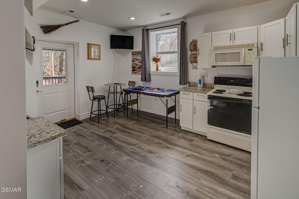 Gatlinburg, Tennessee, 37738, United States, 5 Bedrooms Bedrooms, ,2 BathroomsBathrooms,Residential,Forsale,1999457