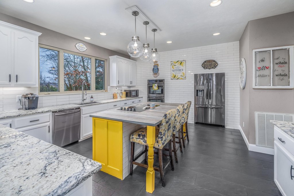 Talbott, Tennessee, 37877, United States, 5 Bedrooms Bedrooms, ,4.5 BathroomsBathrooms,Residential,Forsale,2002624