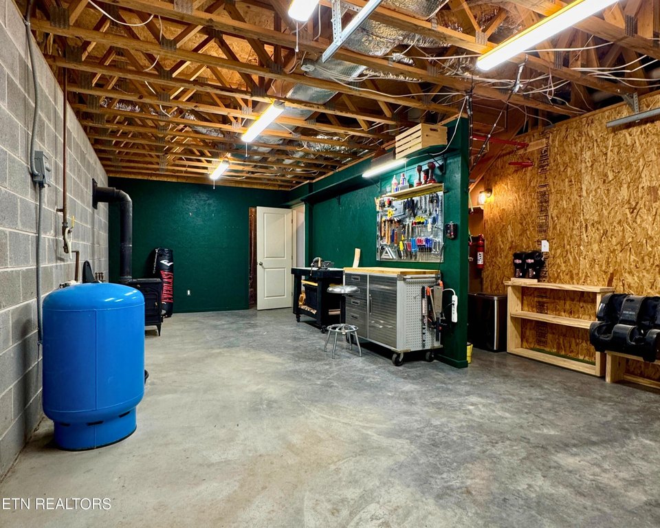 Kingston, Tennessee, 37763, United States, 4 Bedrooms Bedrooms, ,3.5 BathroomsBathrooms,Residential,Forsale,1893802