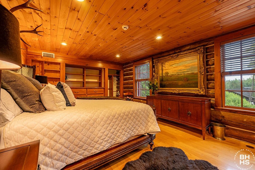 Lake Placid, New York, 12946, United States, 4 Bedrooms Bedrooms, ,3.5 BathroomsBathrooms,Residential,Forsale,1999414