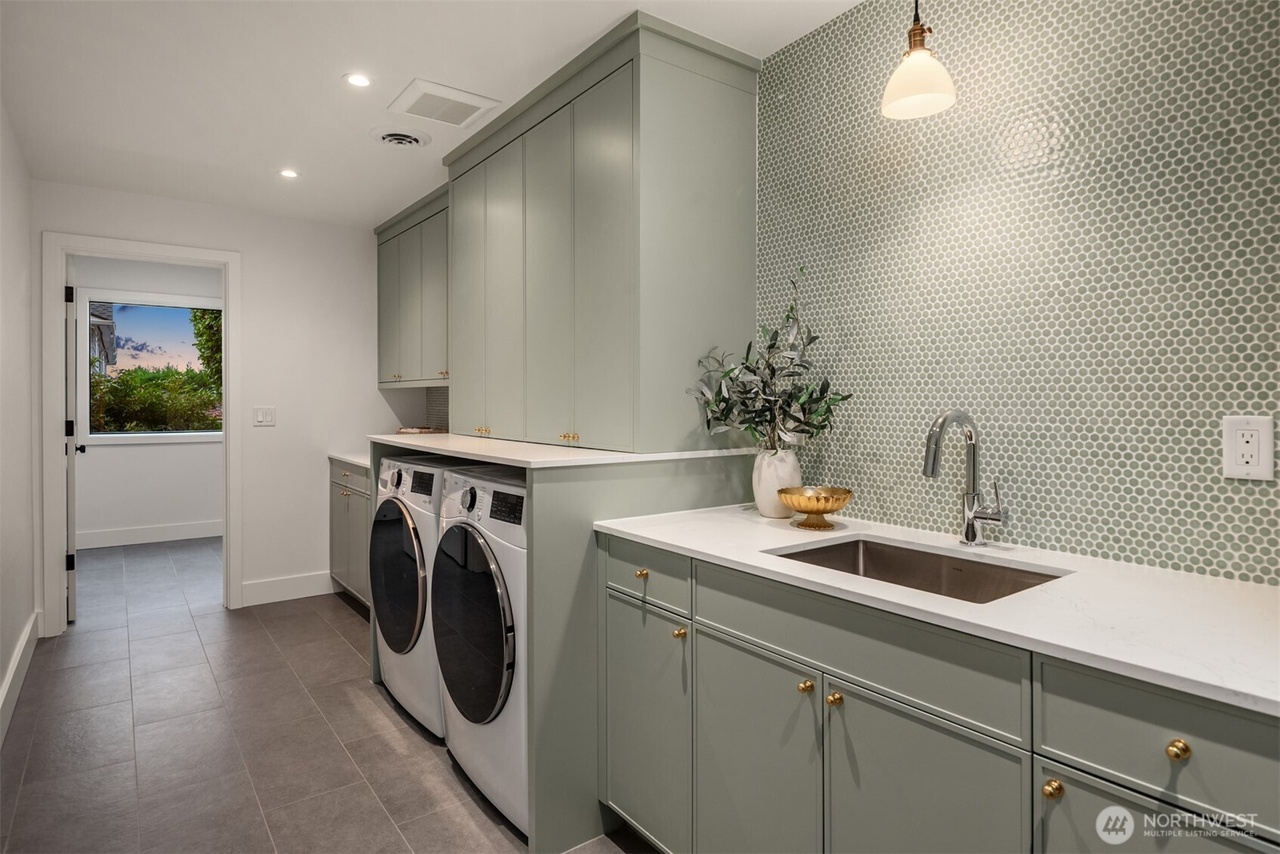 Clyde Hill, Washington, 98004, United States, 5 Bedrooms Bedrooms, ,4 BathroomsBathrooms,Residential,Forsale,2004453