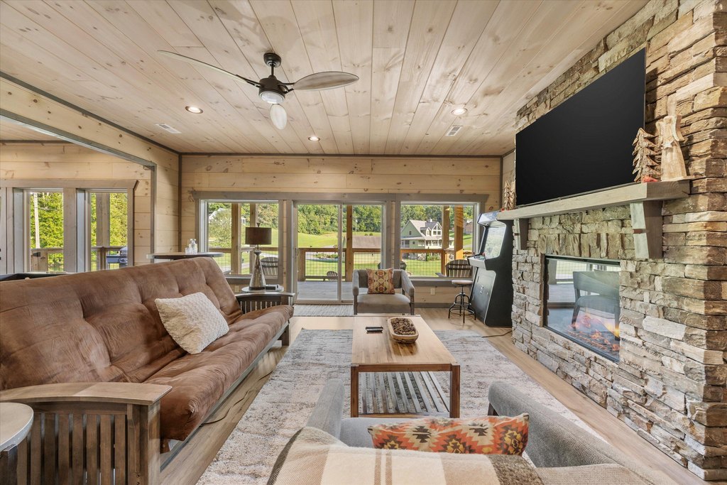 Sevierville, Tennessee, 37862, United States, 5 Bedrooms Bedrooms, ,5 BathroomsBathrooms,Residential,Forsale,1963563