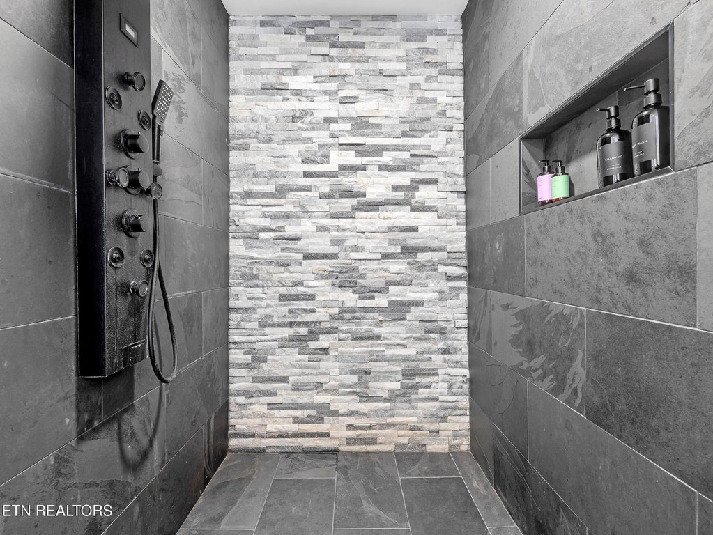 Knoxville, Tennessee, 37920, United States, 3 Bedrooms Bedrooms, ,5.5 BathroomsBathrooms,Residential,Forsale,1959681